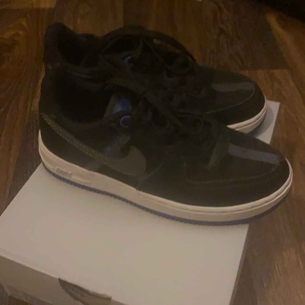 Gently worn Boy Nike shoe!